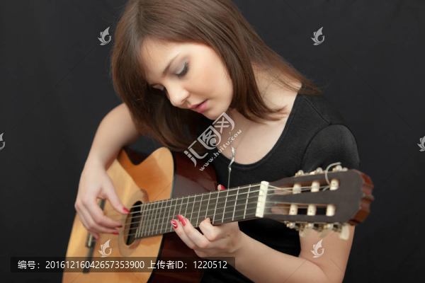 彈吉他的女孩