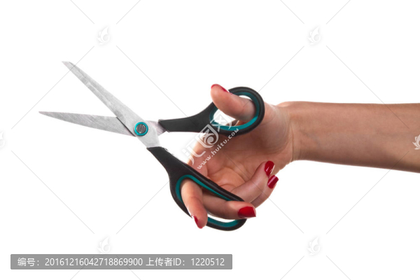 女子手持剪刀