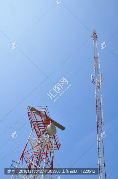 藍天上的輸電塔