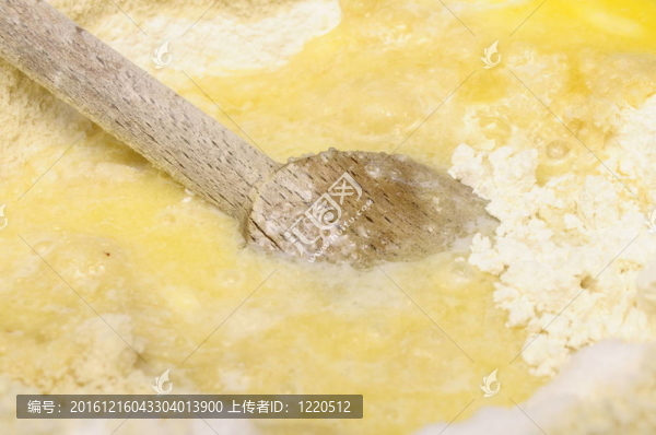 木勺混合面粉；雞蛋和融化的黃油作蛋糕