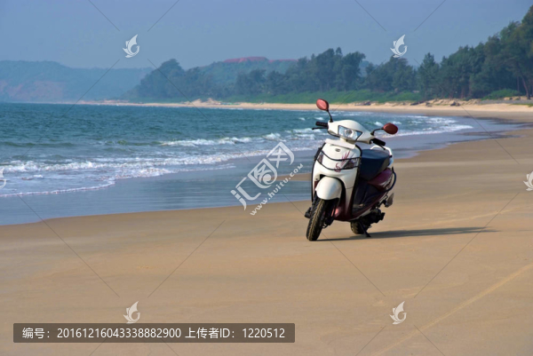 停放在熱帶陽(yáng)光海灘的摩托車