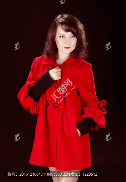 年輕漂亮的女士穿著紅斗篷的衣服