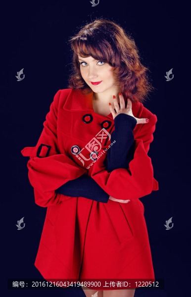 年輕漂亮的女士穿著紅色斗篷禮服