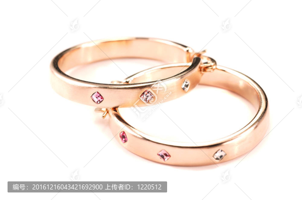 白色背景上的金耳環(huán)