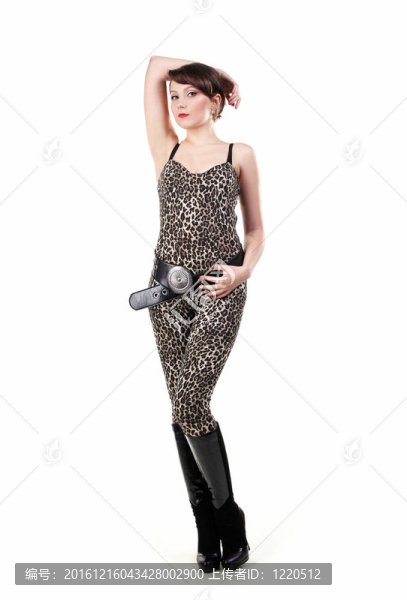 年輕的黑人女孩穿著豹紋衣服冒充白回來