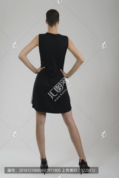 優(yōu)雅的女人在時(shí)裝裝扮在工作室