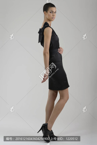 優(yōu)雅的女人在時(shí)裝裝扮在工作室
