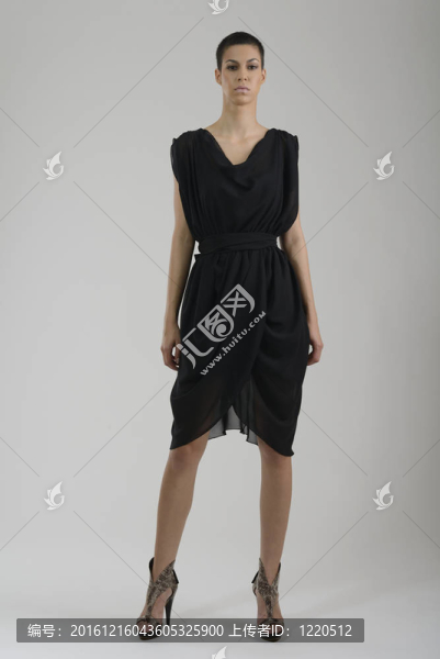 優(yōu)雅的女人在時(shí)裝裝扮在工作室