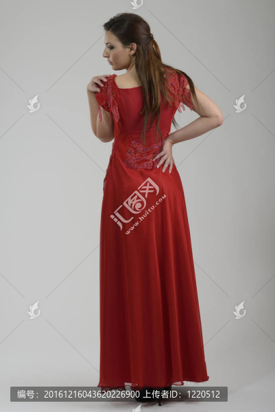 優(yōu)雅的女人在時裝裝扮在工作室
