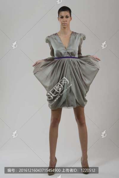 優(yōu)雅的女人在時裝裝扮在工作室