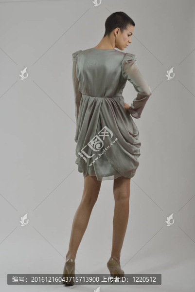優(yōu)雅的女人在時裝裝扮在工作室