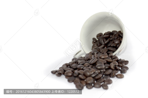 咖啡杯和白色背景的谷物
