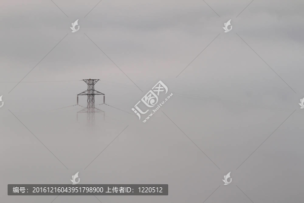 電力線塔從薄霧中出現(xiàn)