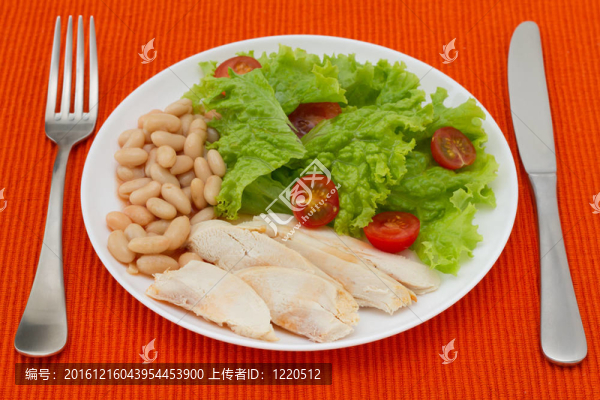 豆子煮雞肉和盤子上的沙拉
