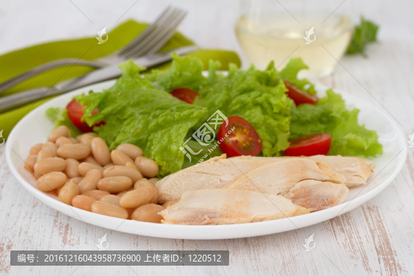 豆子煮雞肉和盤子上的沙拉