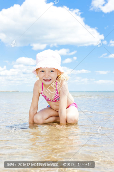 海灘上的小女孩