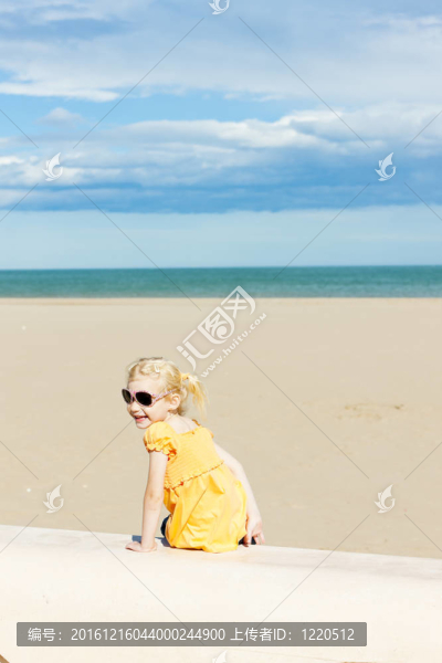 海灘上的小女孩
