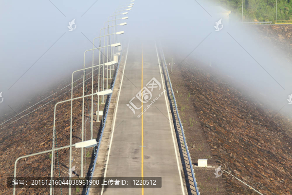 ratchaprapha壩的美麗景觀；泰國