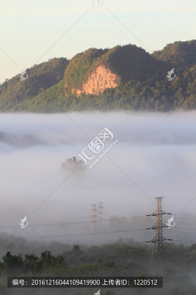 電力線塔從薄霧中出現(xiàn)