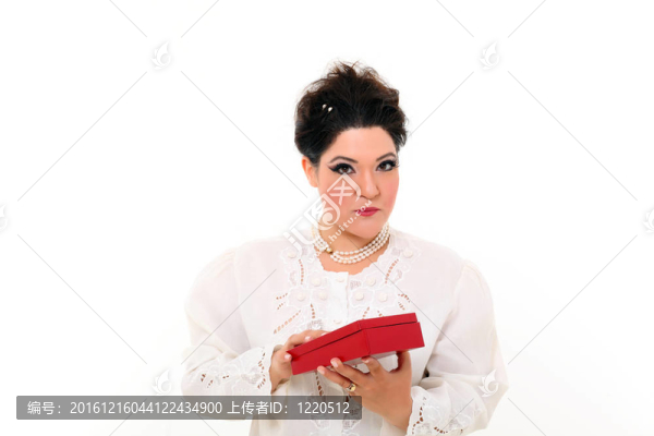 優(yōu)雅加大小女人與一個盒子