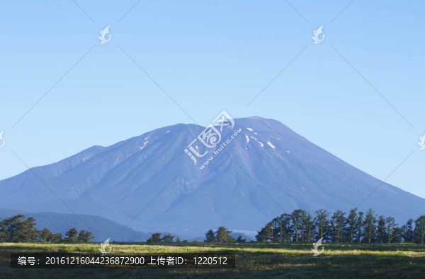 巖手山和湛藍(lán)的天空