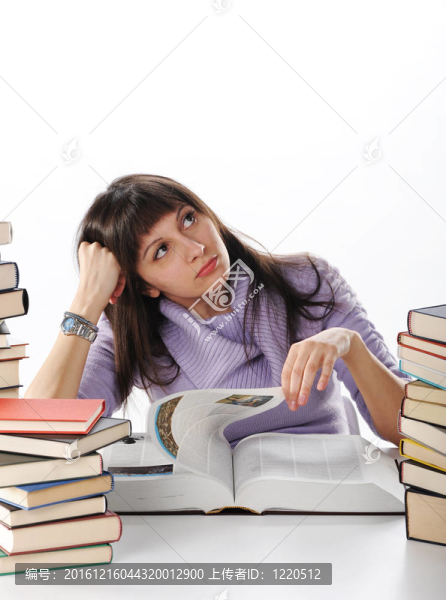 帶白色背景書籍的女學(xué)生