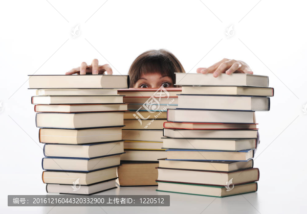 年輕女人身后一大摞書