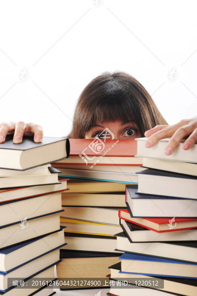 年輕女人身后一大摞書