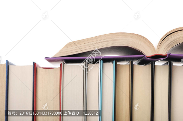 打開的書放在books.white背景疊加