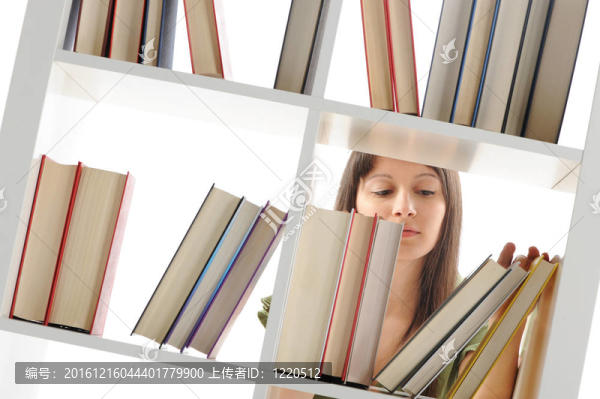 年輕婦女在圖書館找書；類似的照片