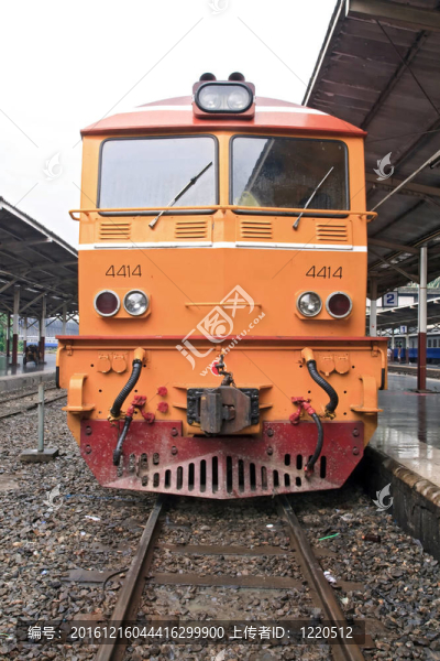 特寫黃色柴油機車在曼谷鐵路局泰國平臺。