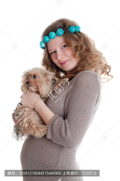 帶著小狗的孕婦