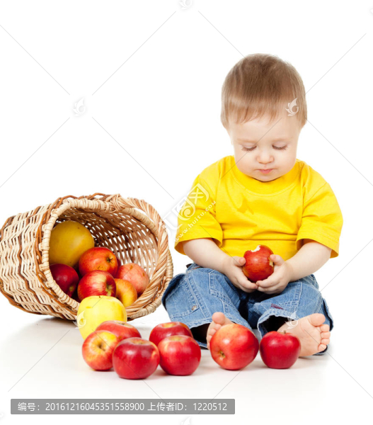 憂郁的孩子吃紅蘋果；近筐