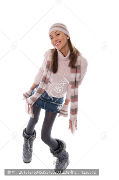 一個(gè)穿著暖和的針織衣服的漂亮女孩