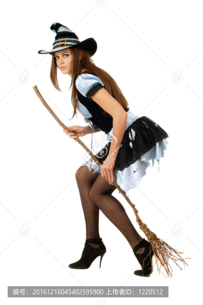 年輕漂亮的女人與一個(gè)掃把