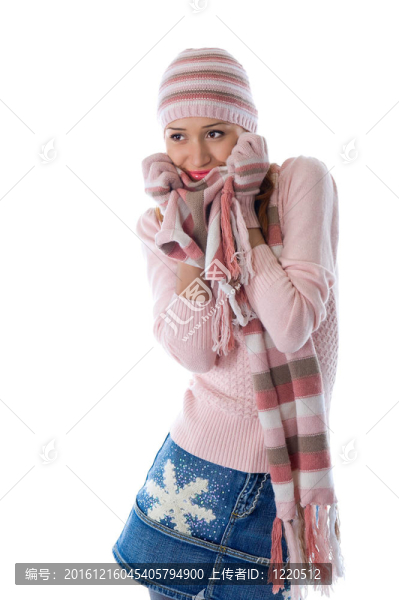 一個穿著暖和的針織衣服的漂亮女孩