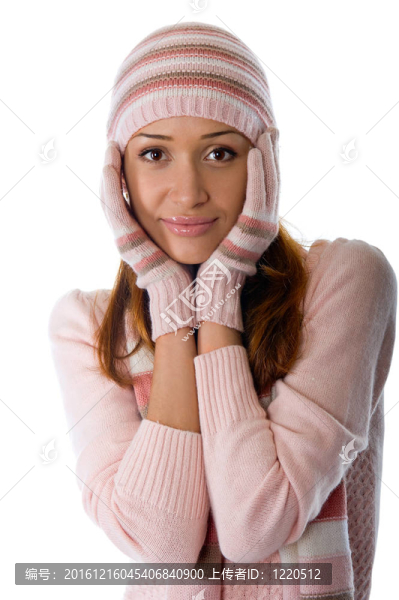 一個(gè)穿著暖和的針織衣服的漂亮女孩