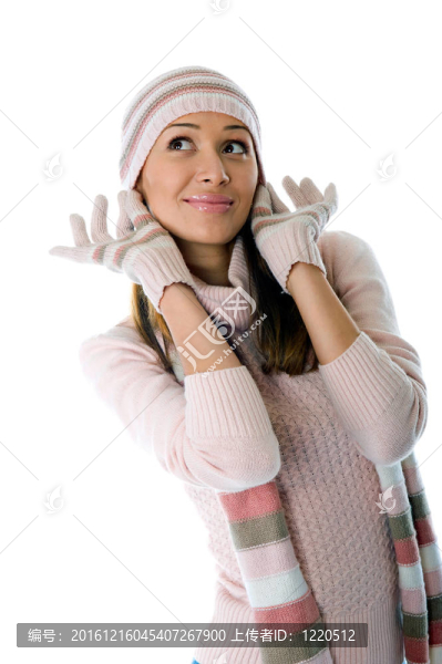 一個穿著暖和的針織衣服的漂亮女孩