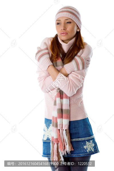 一個(gè)穿著暖和的針織衣服的漂亮女孩