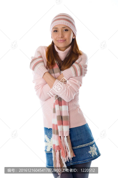 一個(gè)穿著暖和的針織衣服的漂亮女孩