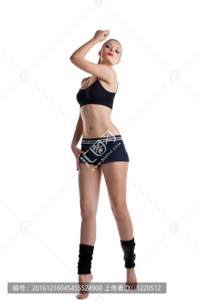 快樂的年輕女子站在健身服