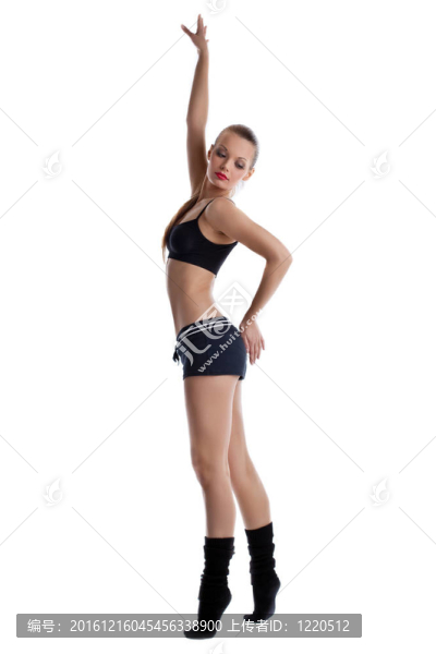 快樂的年輕女子在健身布跳舞