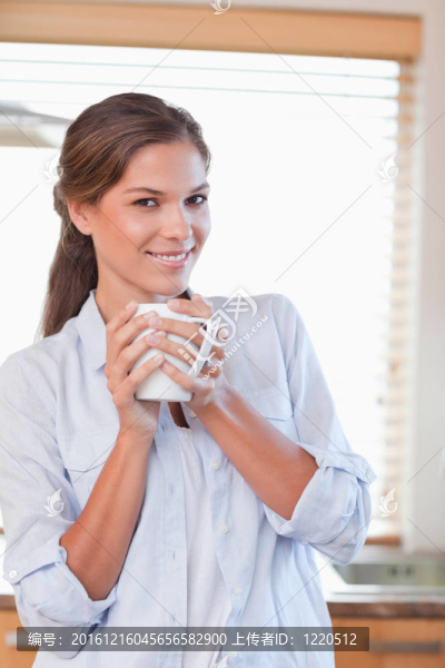 一個拿著一杯茶的女人的肖像