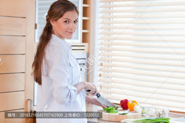 女人切片辣椒