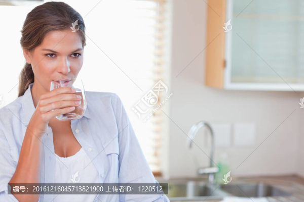 美女喝一杯水