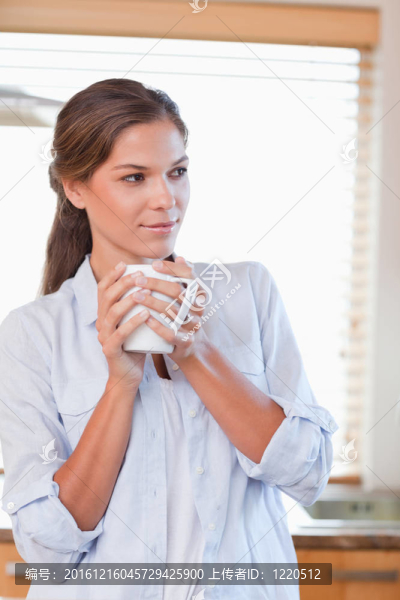 一個拿著一杯咖啡的女人的肖像
