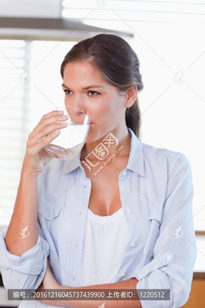 一個女人喝一杯水的肖像