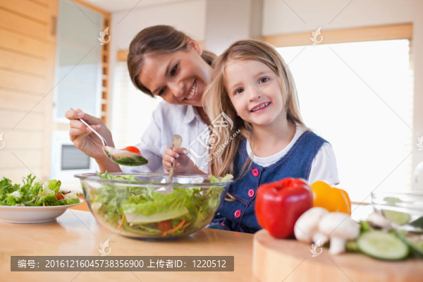 母親和女兒準備沙拉