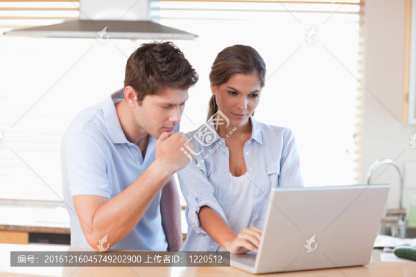 使用筆記本電腦的夫婦