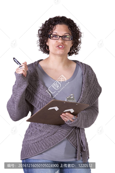 美麗的西班牙裔婦女與剪貼板